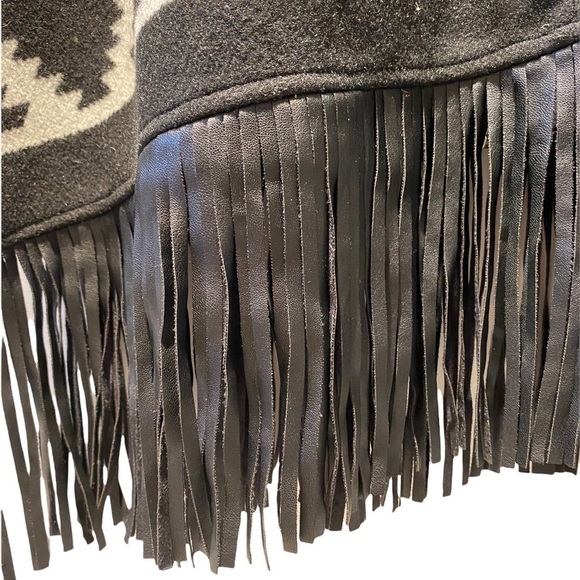 đť…şBCBGENERATION Zippered Poncho Cape - Picture 2 of 6